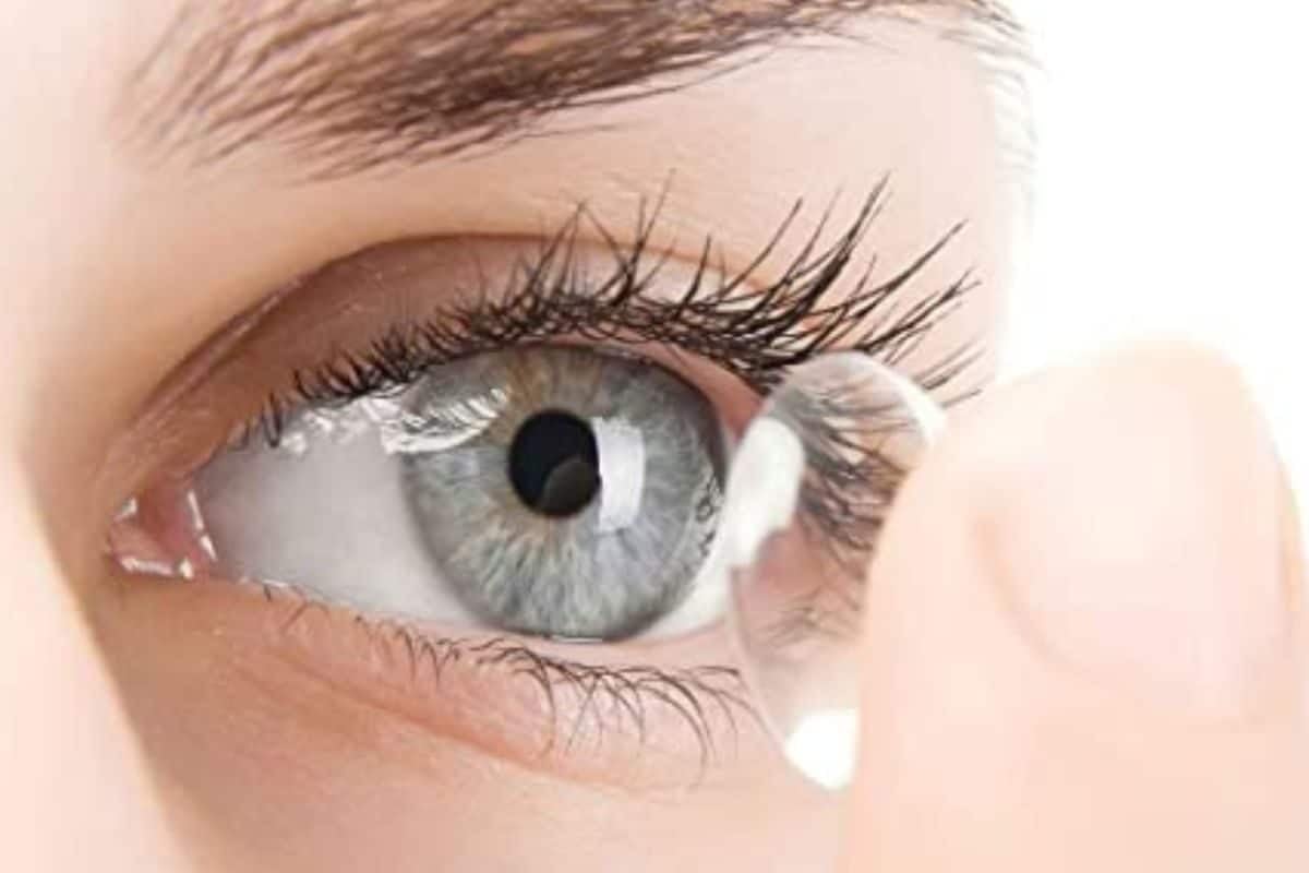 क्या आप भी खूबसूरत दिखने के लिए इस्तेमाल करते हैं कलरफुल कॉन्टैक्ट लेंस? हो जाएं सावधान वरना जा सकती है आखों की रोशनी