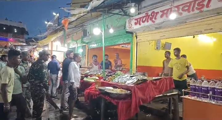 दुमका में खाद्य सुरक्षा विभाग की बड़ी कार्रवाई, बासुकीनाथ में छापेमारी के दौरान 150 किलो नकली पेड़ा बरामद,दुकानदारों को सख्त चेतावनी
