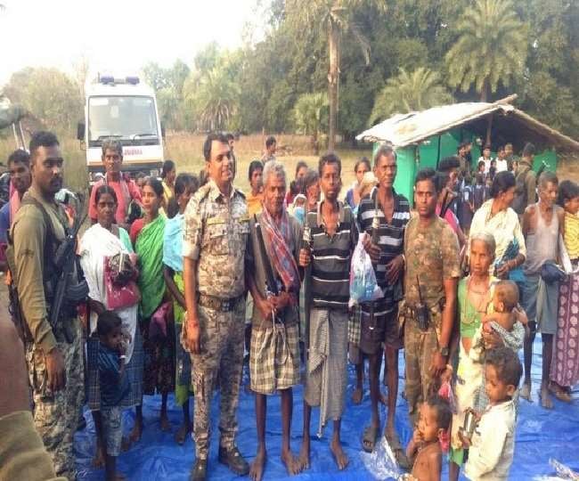 छतीसगढ़ में 9 महिला नक्सली समेत 44 नक्सलियों ने किया आत्मसमर्पण