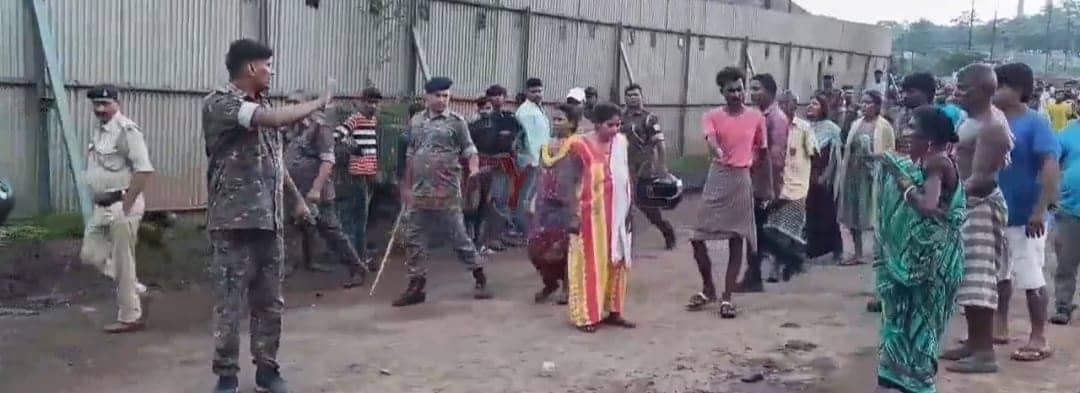 धनबाद के लोदना में भारी बवाल,वाहनों को किया गया आग के हवाले,हालात पर काबू का पुलिस कर रही कोशिश