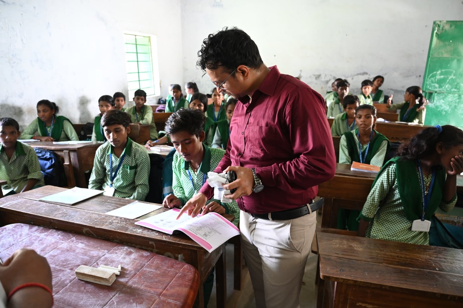 साहिबगंज डीसी हेमंत सत्ती ने दो स्कूलों का किया निरीक्षण, व्यवस्था देख शिक्षकों को लगाई फटकार