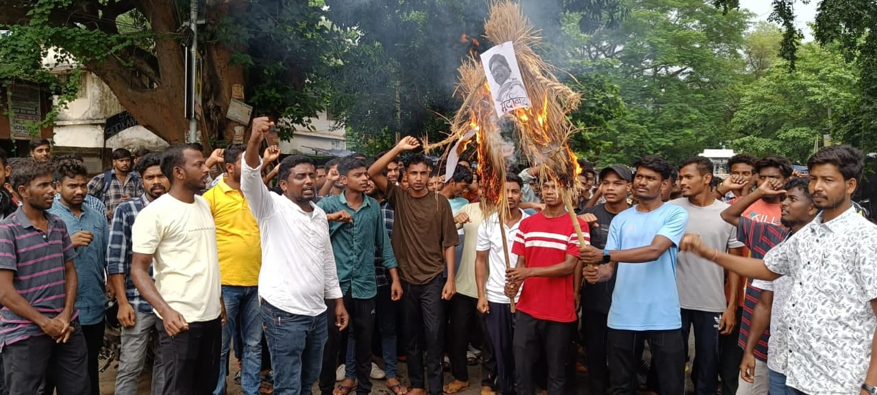 Dumka: पाकुड़ की घटना को लेकर नहीं थम रहा छात्रों का आक्रोश, छात्र समन्वय समिति ने फूंका सीएम और पाकुड़ एसपी का पुतला