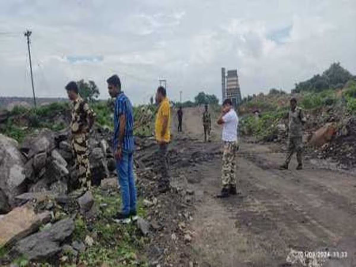DHANBAD: बरोरा के जरलाही पैच पहुंची पुलिस, अवैध मुहानों को कराया बंद