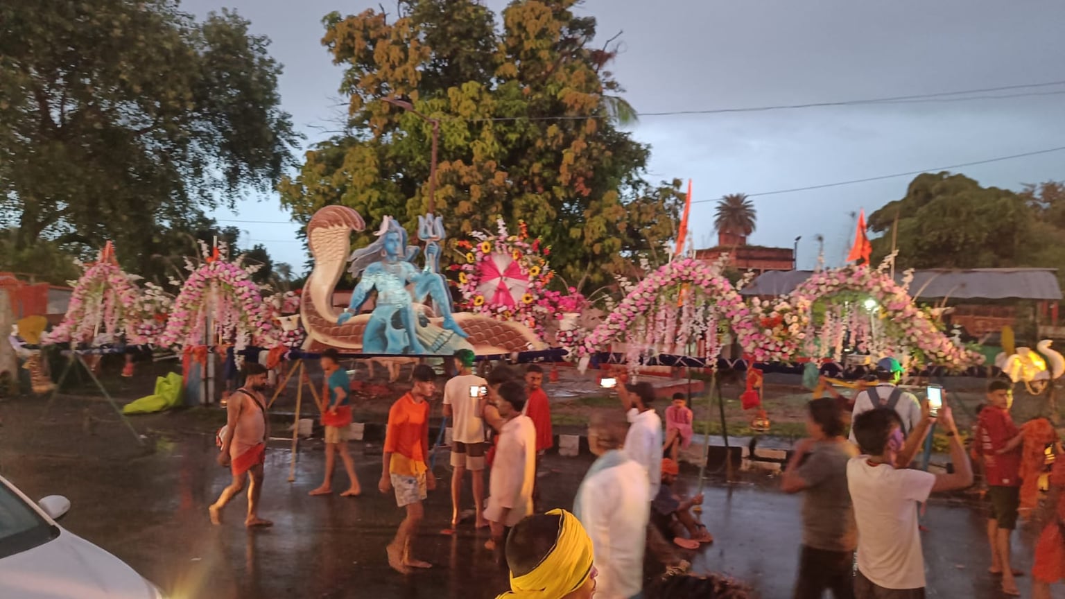 5 हजार कांवरियों के साथ पड़ाव संघ की कांवर यात्रा हंसडीहा से हुई रवाना, 61 व 41 फ़ीट का कांवर बना आकर्षण का केंद्र