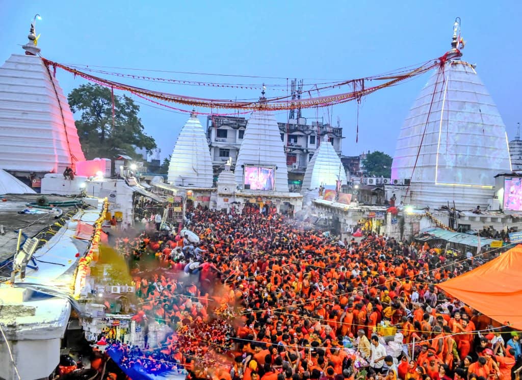 सावन की तीसरी सोमवारी: बाबाधाम में करीब 3 लाख कांवड़ियां करेंगे जलाभिषेक, रांची के पहाड़ी मंदिर में भी सुबह 3 बजे से कतार में लगे श्रद्धालु