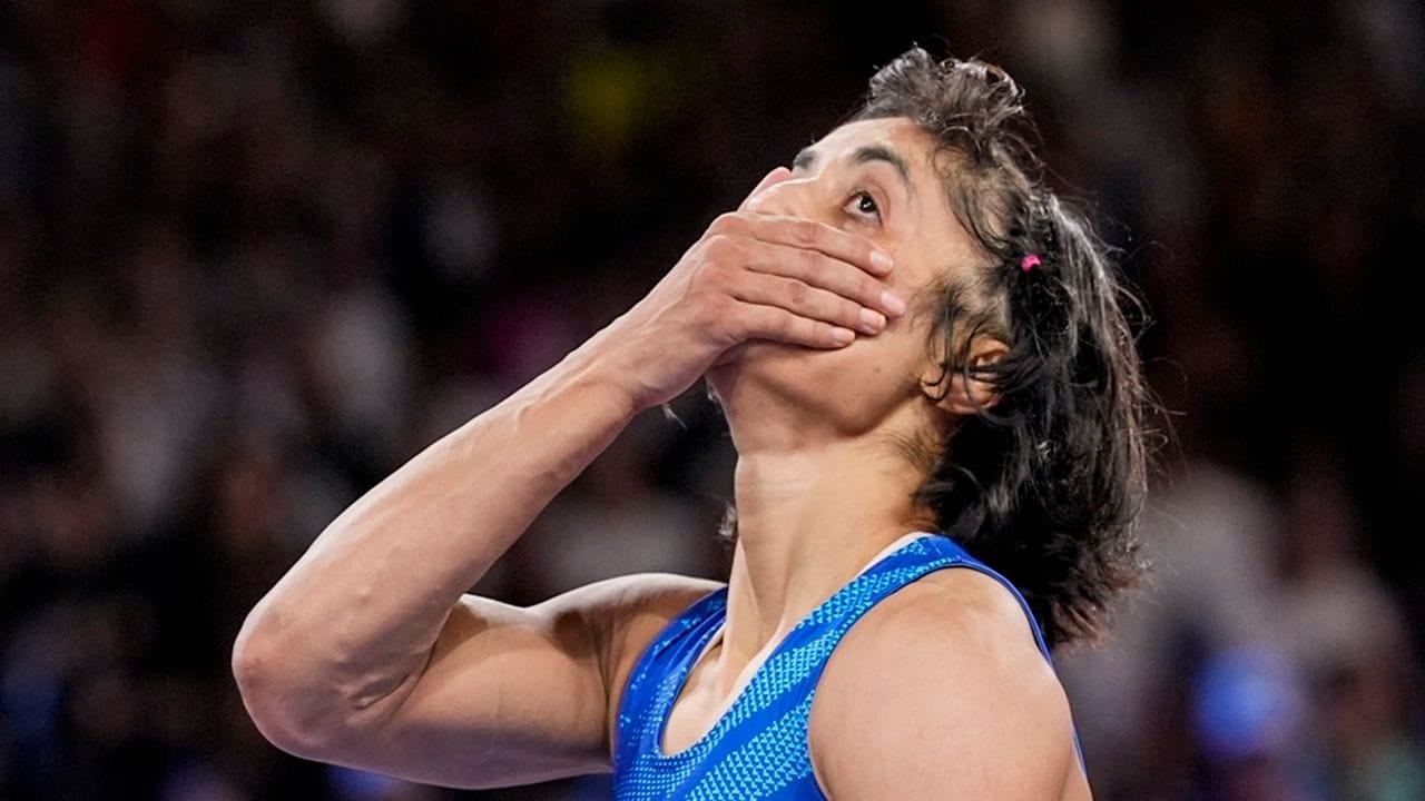 Big News Paris Olympics: अयोग्य घोषित होने के बाद विनेश फोगाट ने कुश्ती को कहा अलविदा, जानिए मार्मिक संदेश