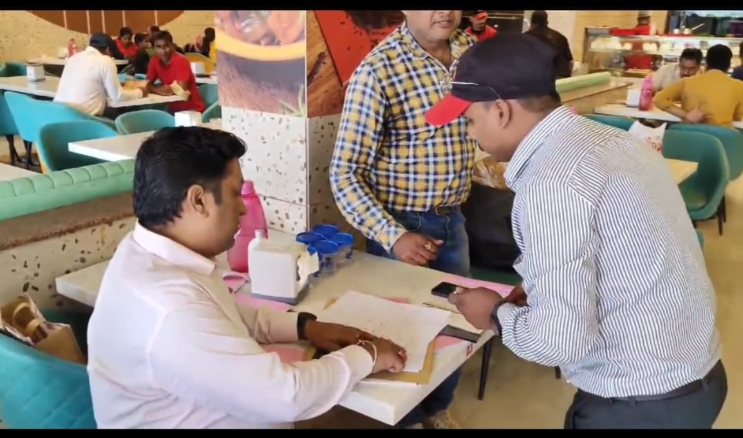 धनबाद के न्यू मुंबई स्वीट्स दुकान में छापेमारी, एक्सपॉयर्ड सामान जब्त,25 हज़ार का लगा जुर्माना