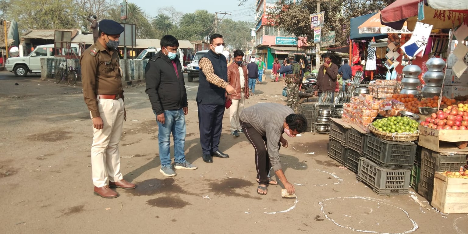 सड़क पर उतरे बीडीओ, कहा, बरतिए दूरी, मास्क है जरूरी