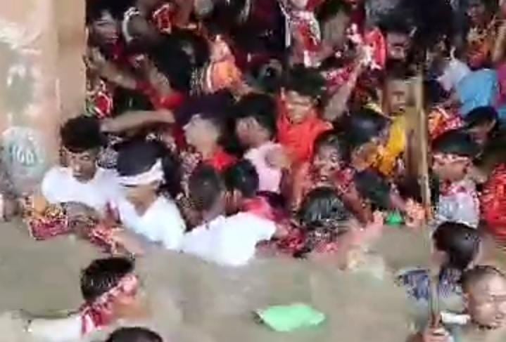 Bihar News:महज कुछ लोगों की लापरवाही से खतरे में पड़ी सैकड़ों लोगों की जान! गंगा घाट पर भगदड़ मचने से डूबने लगी 50 से ज्यादा महिलाएं और बच्चे