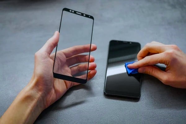 अगर Smartphone के डिसप्ले की बढ़ानी है लाइफ लाइन, तो Screen Guard लगवाते समय इन बातों का रखें खास ध्यान