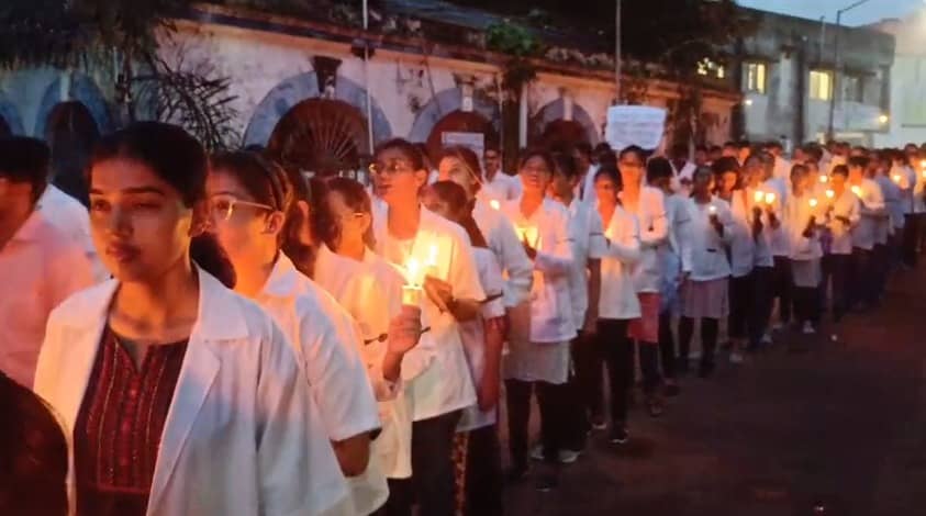 दुमका: कोलकाता में महिला डॉक्टर के साथ रेप और हत्या के विरोध में PJMCH के डॉक्टर और छात्रों ने निकाला कैंडल मार्च