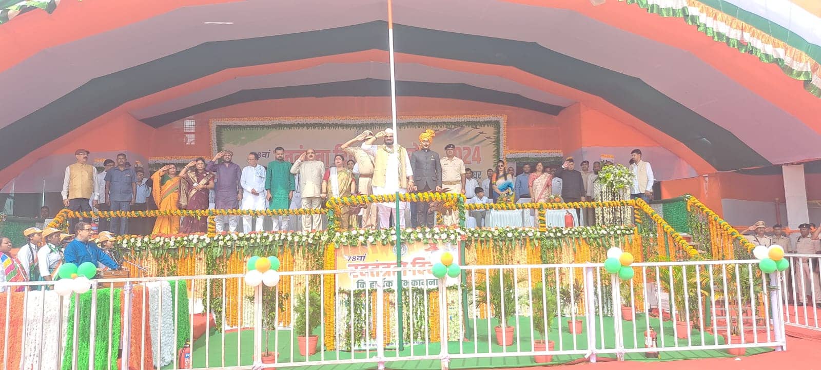 देवघर: 78वें स्वतंत्रता दिवस पर मंत्री हफीजुल हसन ने फहराया तिरंगा, कहा-झारखंड में लगातार 20 साल तक गठबंधन की चलती रहेगी सरकार
