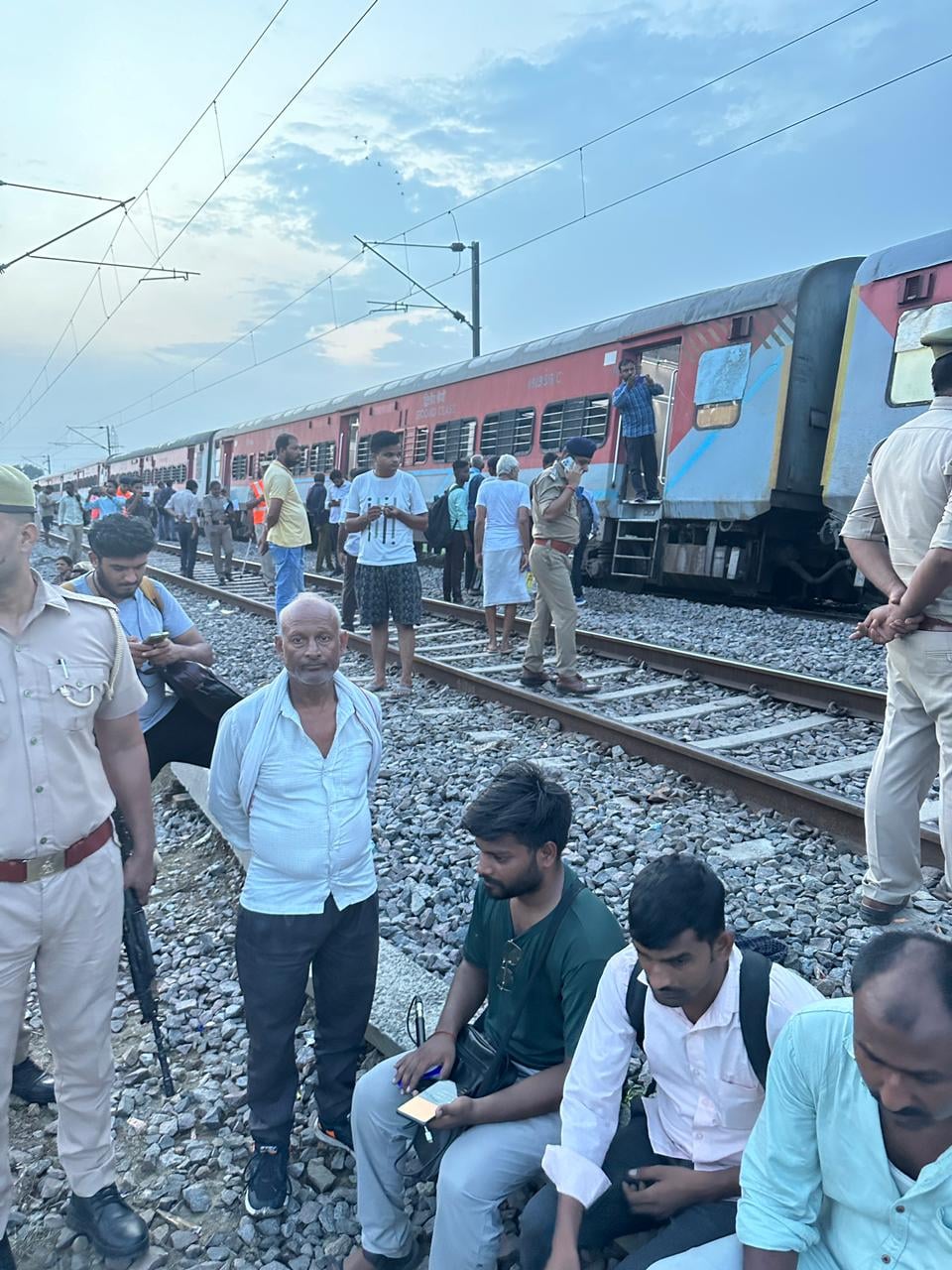 Big Breaking: देर रात पटरी से उतरी साबरमती एक्सप्रेस, राहत बचाओ कार्य जारी