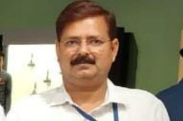 बिहार के अधिकारी ही उड़ा रहे शराबबंदी की धज्जियां! बक्सर में भ्रष्टाचार का हुआ पर्दाफाश, उत्पाद अधीक्षक के खिलाफ वारंट जारी