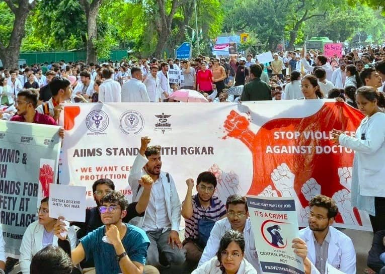 Kolkata Rape-Murder Case: मरीजों के लिए बड़ी राहत! AIIMS में लौटे हड़ताली डॉक्टर, सरकार ने दिया सुरक्षा का भरोसा