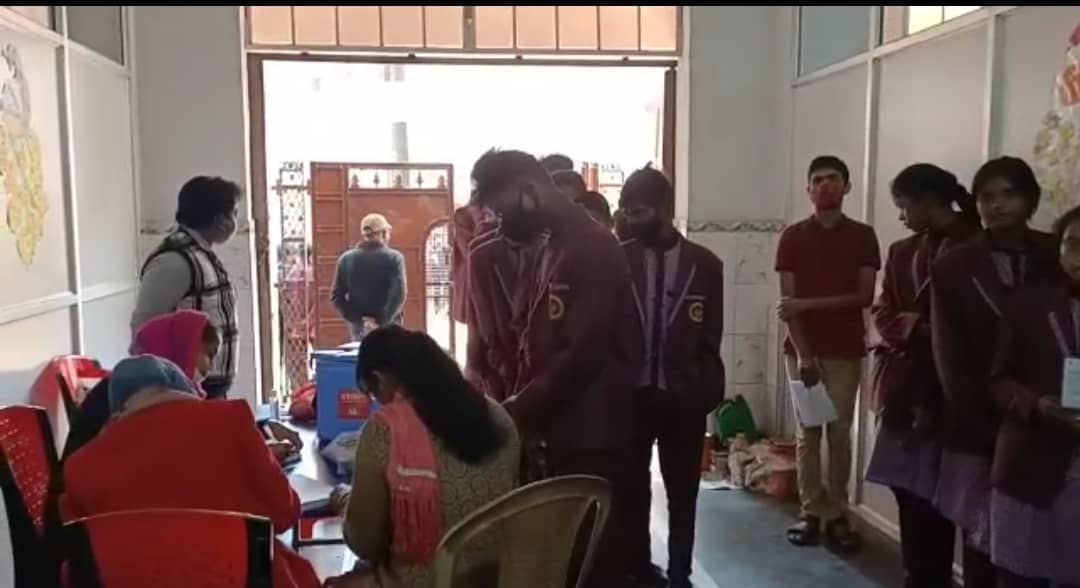 टीका लगा कर बोले किशोर, छोटे भाई-बहनों को भी इसकी दरकार