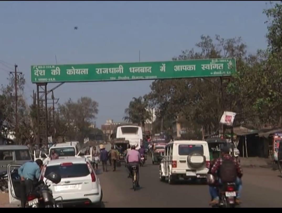 धनबाद में प्रदूषण बताने वाली सात करोड़ की मशीनें सिस्टम के सामने हुई लाचार, आने वाले समय में लोगों का सांस लेना भी होगा मुहाल