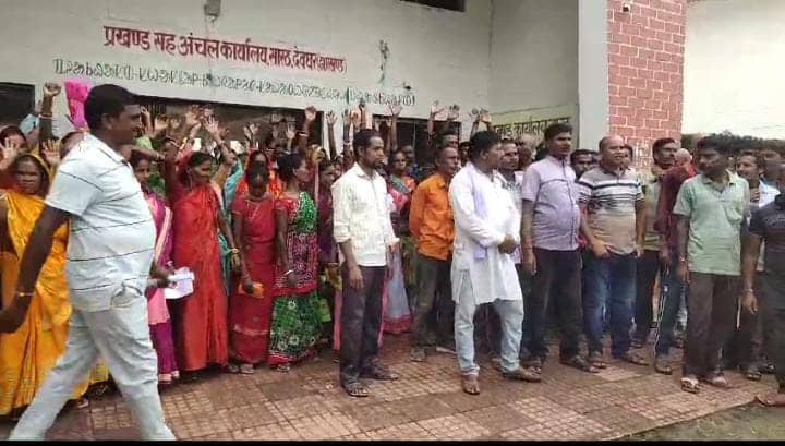 देवघर: अबुआ आवास के लाभुकों ने किया प्रखंड कार्यालय में उग्र प्रदर्शन, वार्ड सदस्य के पति पर घूस मांगने का आरोप