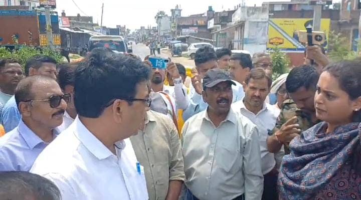 Bihar News: विधायक जी के सामने ही लड़ने लग गए बिहार के दो अधिकारी, देखती रही श्रेयसी सिंह, पढें पुरी नोकझोंक