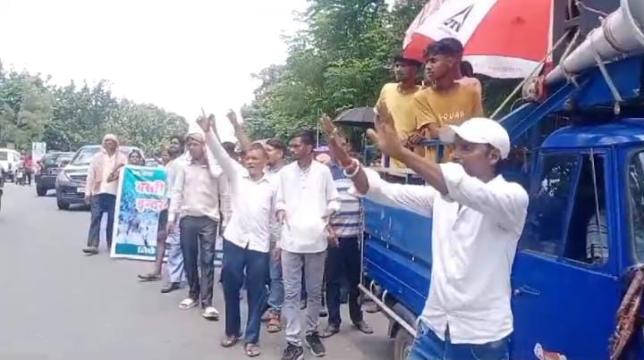 जमशेदपुर: भुइयांडीह के नदी किनारे बसे 135 घरों को तोड़ने का नोटिस, प्रशासन के खिलाफ गोलबंद हुए बस्तीवासी