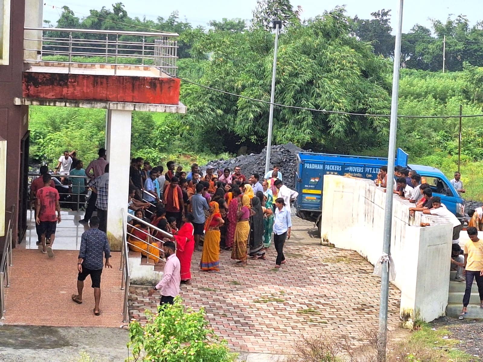 बालू लोडेड ट्रैक्टर के चपेट में आने से बाइक चालक की मौत, परिजन कर रहें मुआवजे की मांग