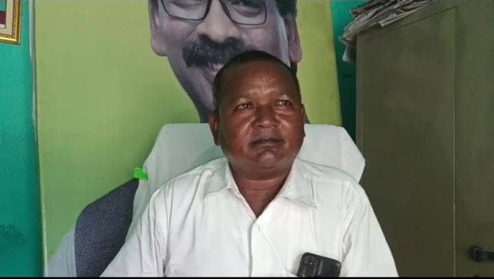 Saraikela:चंपाई सोरेन के साथ झामुमो कार्यकर्ता भी कर रहे हैं बीजेपी का रूख, पढ़ें इस पर राजनगर झामुमो के प्रखंड अध्यक्ष ने क्या कहा