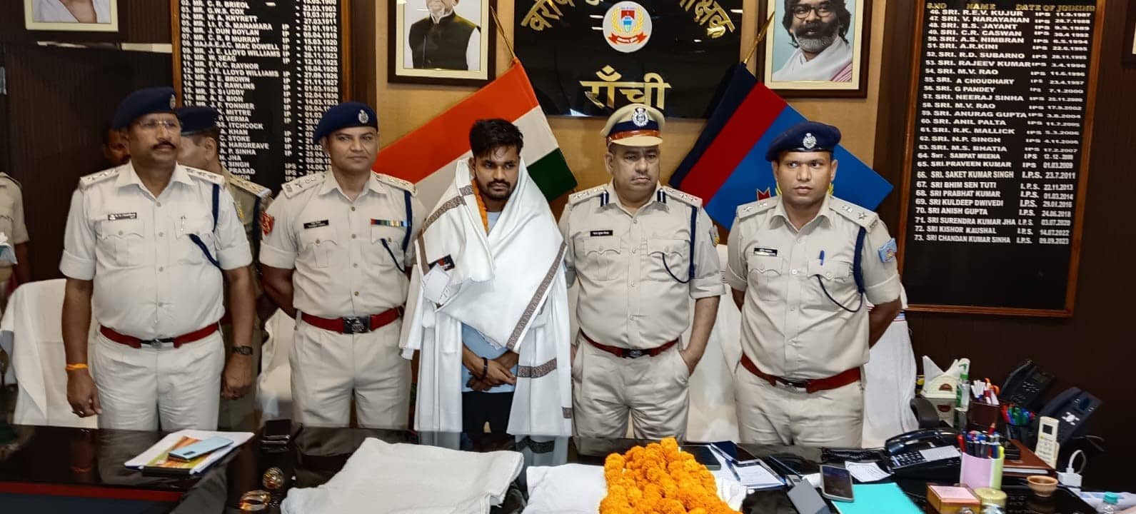 प्रेमिका ने दी प्यार की झप्पी तो हार्डकोर नक्सली का पिघल गया दिल, अपराध छोड़ रांची पुलिस के सामने कर दिया सरेंडर