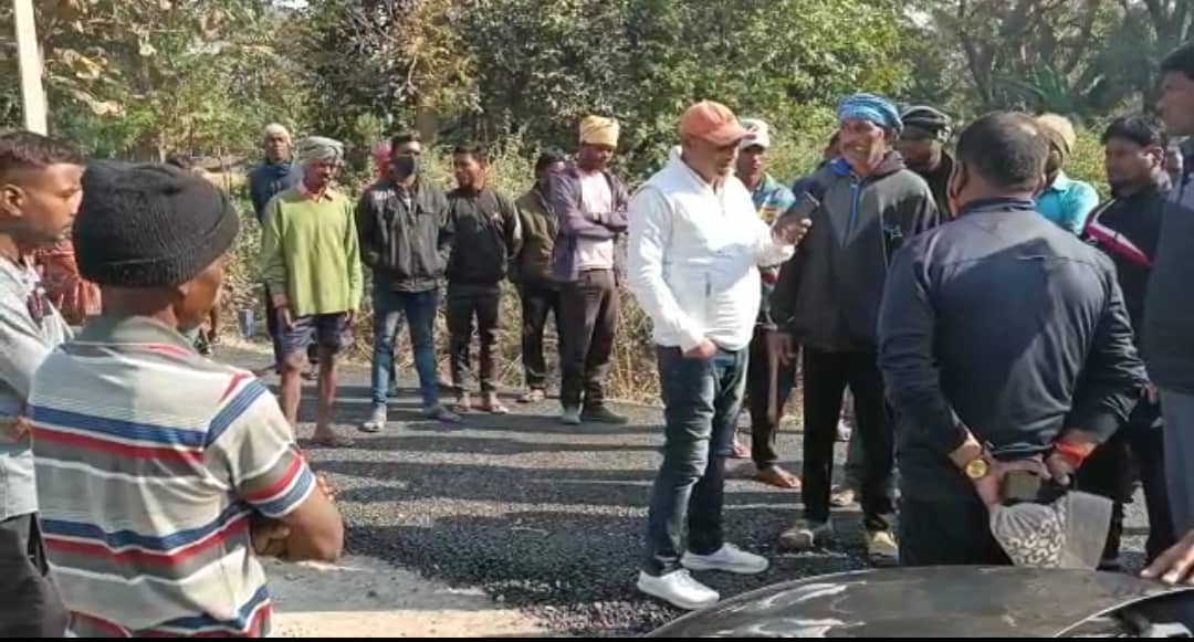 33 करोड़ खर्च के बाद भी घटिया बन रही सड़क, ग्रामीणों ने विरोध में कराया काम ठप