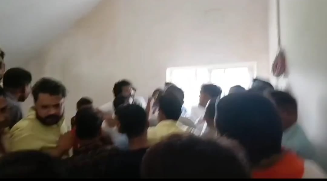 DHANBAD: रायशुमारी में क्यों भिड़े भाजपा नेता -कार्यकर्ता, पढ़िए इस रिपोर्ट में