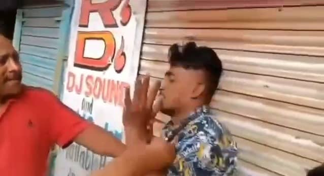 अकेली लड़की को देख चाकू दिखाकर छीना मोबाइल, लोगों ने पकड़कर जमकर धुना, देखिए वीडियो