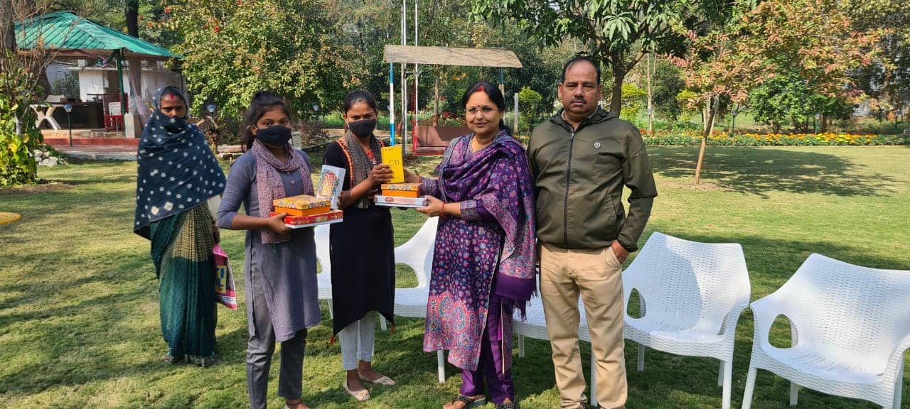 नया मोबाइल, एसपी फैमिली के साथ लंच और मिठाई... पढ़ने का हाैसला हुआ यूं बुलंद