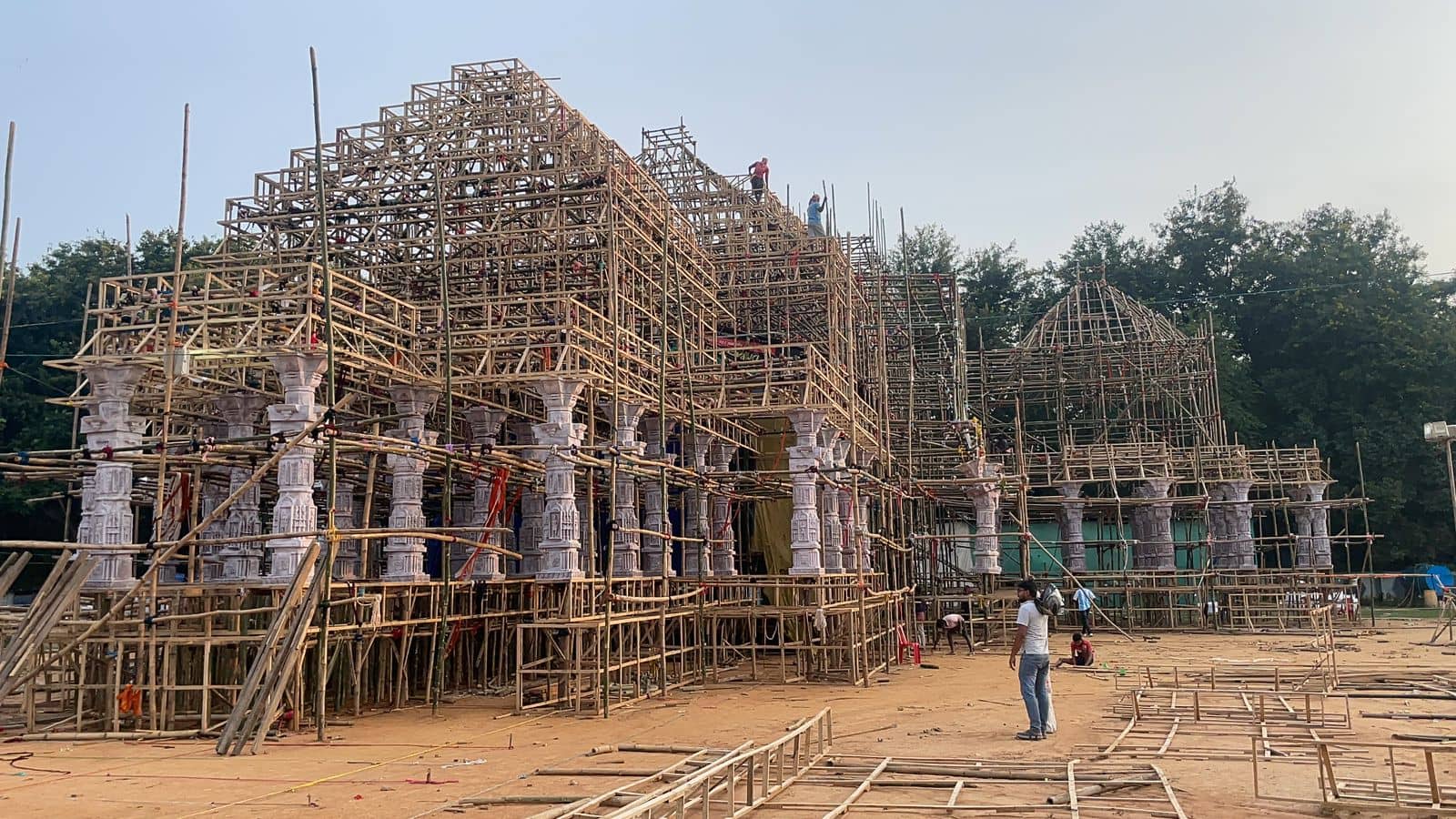 दुर्गा पूजा पंडाल निर्माण को अंधेरी रात में पुलिस ने रोका, मामला हुआ गर्म, विधायक भी मौके पर पहुंचे