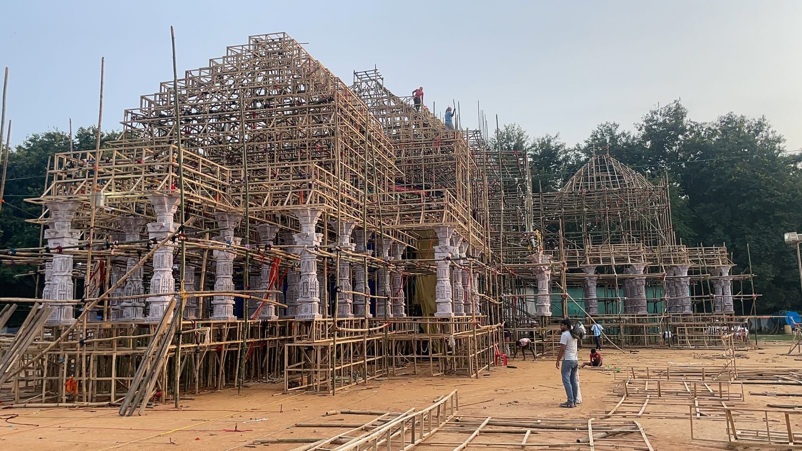 दुर्गा पूजा पंडाल निर्माण को अंधेरी रात में पुलिस ने रोका, मामला हुआ गर्म, विधायक भी मौके पर पहुंचे