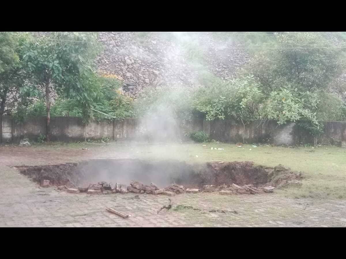 कोयला मंत्री जी ! धनबाद -झरिया मुख्य मार्ग पर आज फिर बन गया है बड़े आकर का गोफ !