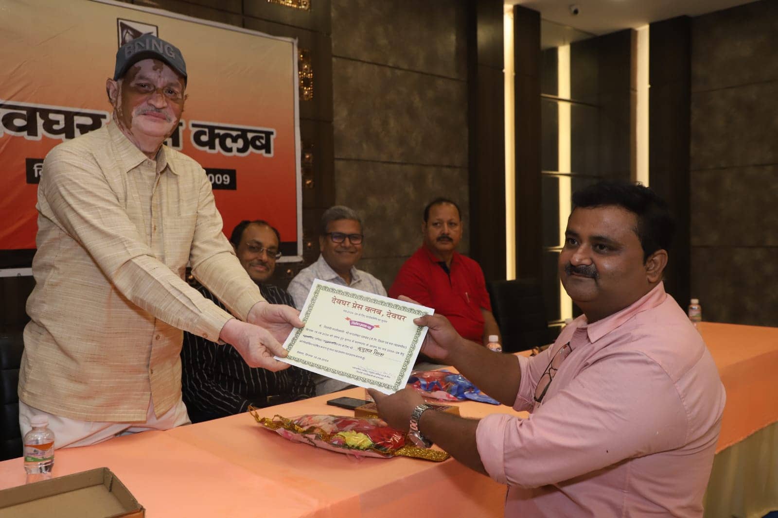 देवघर प्रेस क्लब के नवनिर्वाचित सदस्यों को सौंपा गया प्रमाण पत्र, युवाओं के कंधों पर नई कमिटी की जिम्मेदारी