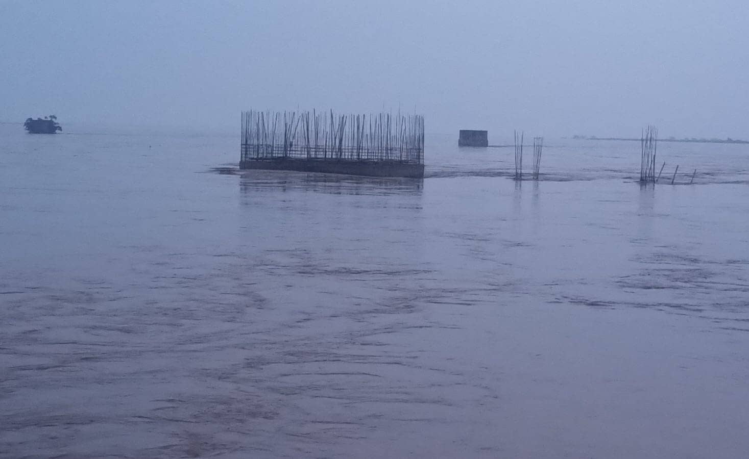 सोन नदी का बढ़ा जलस्तर, टीले पर फंसे झारखंड के 20 और बिहार के सैकड़ों लोग