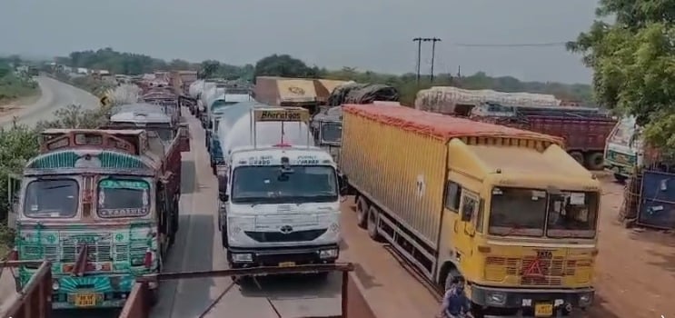 बंगाल में झारखंड के भारी वाहनों को रोक, पूर्वी सिंहभूम के बॉडर इलाके में गाड़ियों की लगी लंबी कतार