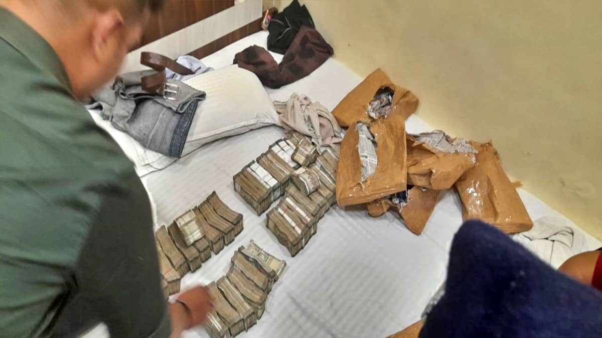 Breaking : CGL परीक्षा से पहले पलामू के एक होटल से 90 लाख बरामद, जानिए पूरा मामला