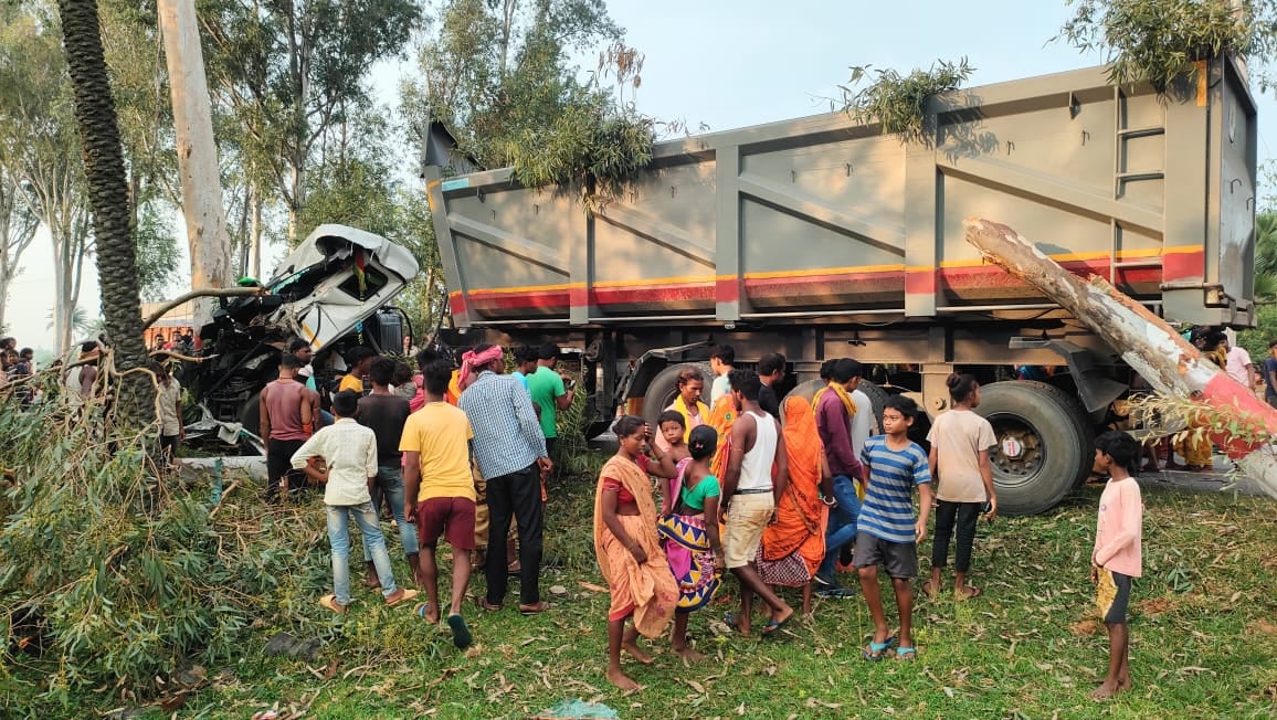 अनियंत्रित हाइवा की चपेट में आयी तीन सहेली, दो की मौत, एक अस्पताल में लड़ रही जिंदगी और मौत की जंग