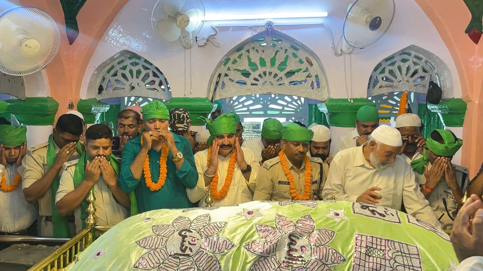 डोरंडा के रिसालदार बाबा दरगाह पर पुलिस लाइन की ओर से की गई चादरपोशी, भाईचारे की मांगी मुराद