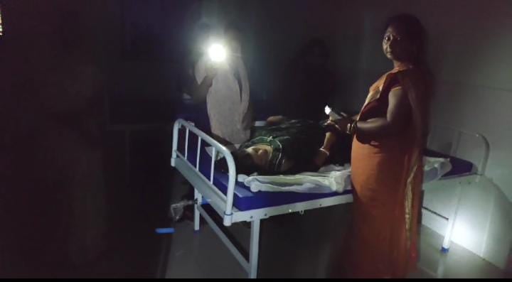 बिहार के सरकारी अस्पतालों में बिजली गुल! पढ़ें कैसे प्रसव पीड़ा से छटपटाती महिला का मोबाइल टॉर्च की रोशनी में करायी गयी डिलीवरी