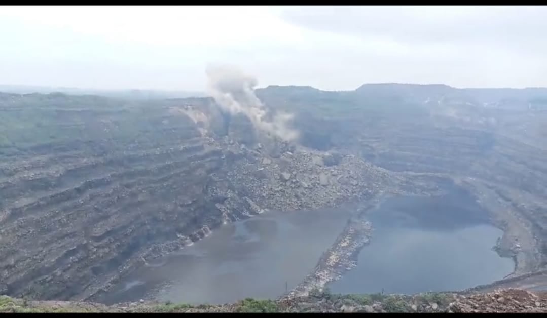 बारिश का साइड इफ़ेक्ट: झरिया में लैंड स्लाइड हुआ और उठने लगे गुब्बारे, घटना के बाद मचा हड़कंप