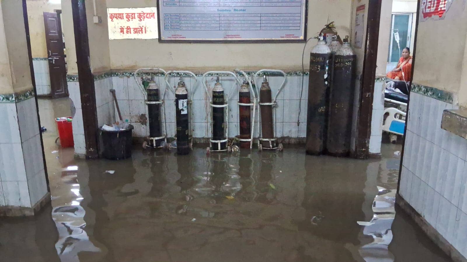 गोपालगंज: मूसलाधार बारिश के बाद बिगडी मॉडल सदर अस्पताल की हालत, डॉक्टर के चेंबर में भरा घुटने भर पानी