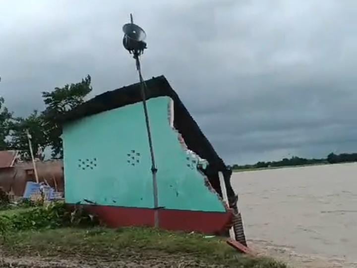 पूर्णिया:कनकई नदी ने लिया भयावह रूप, जलस्तर बढ़ने से कुछ सेकेंड में पानी में बहा मस्जिद