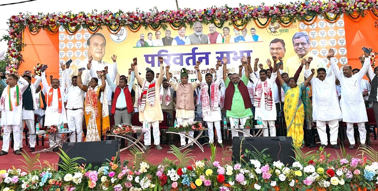 हिमंता का हेमंत और कल्पना पर तंज कहा “मैं हूं, तुम हो, एक-दूसरे के लिए.” यह स्थिति केवल कल्पना की सिनेमा बनकर रह गई