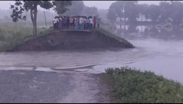 बिहार में उफान मारती गंडक मचा रही है कहर! पानी के दबाब से टूटा चम्पारण पीडी रिंग बांध, लोगों में दहशत