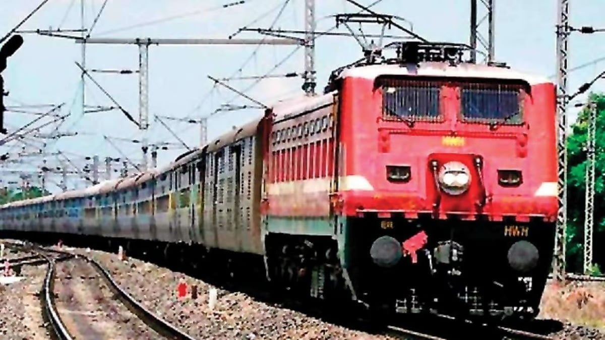 पूछ रहे है रेलकर्मी -रेल मंत्री जी !! हमें नौ सालों से ₹7000 के सीलिंग पर ही बोनस क्यों ??