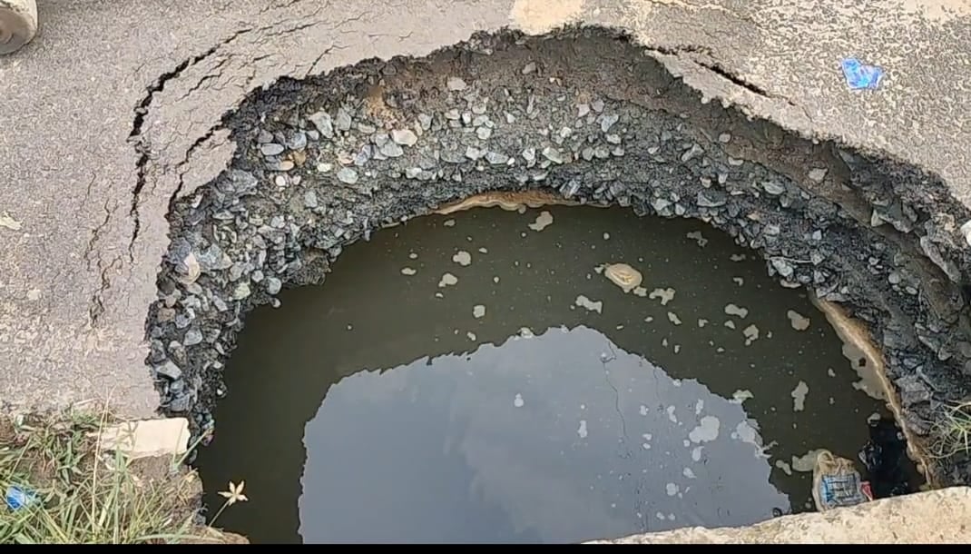 झारखंड की आठ लेन सड़क में धंसान : धनबाद अपनी किस्मत पर रोये की इठलाये !