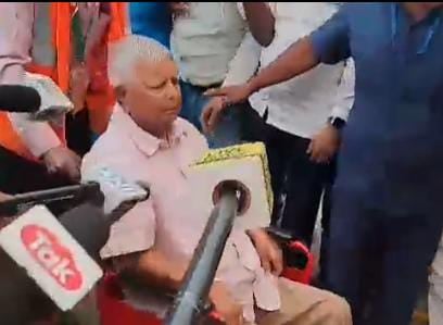 लैंड फॉर जॉब मामले में कल ED कोर्ट में होगी लालू प्रसाद यादव की पेशी, पढ़ें एयरपोर्ट पर रवाना होते हुए मोदी सरकार पर क्या कहा