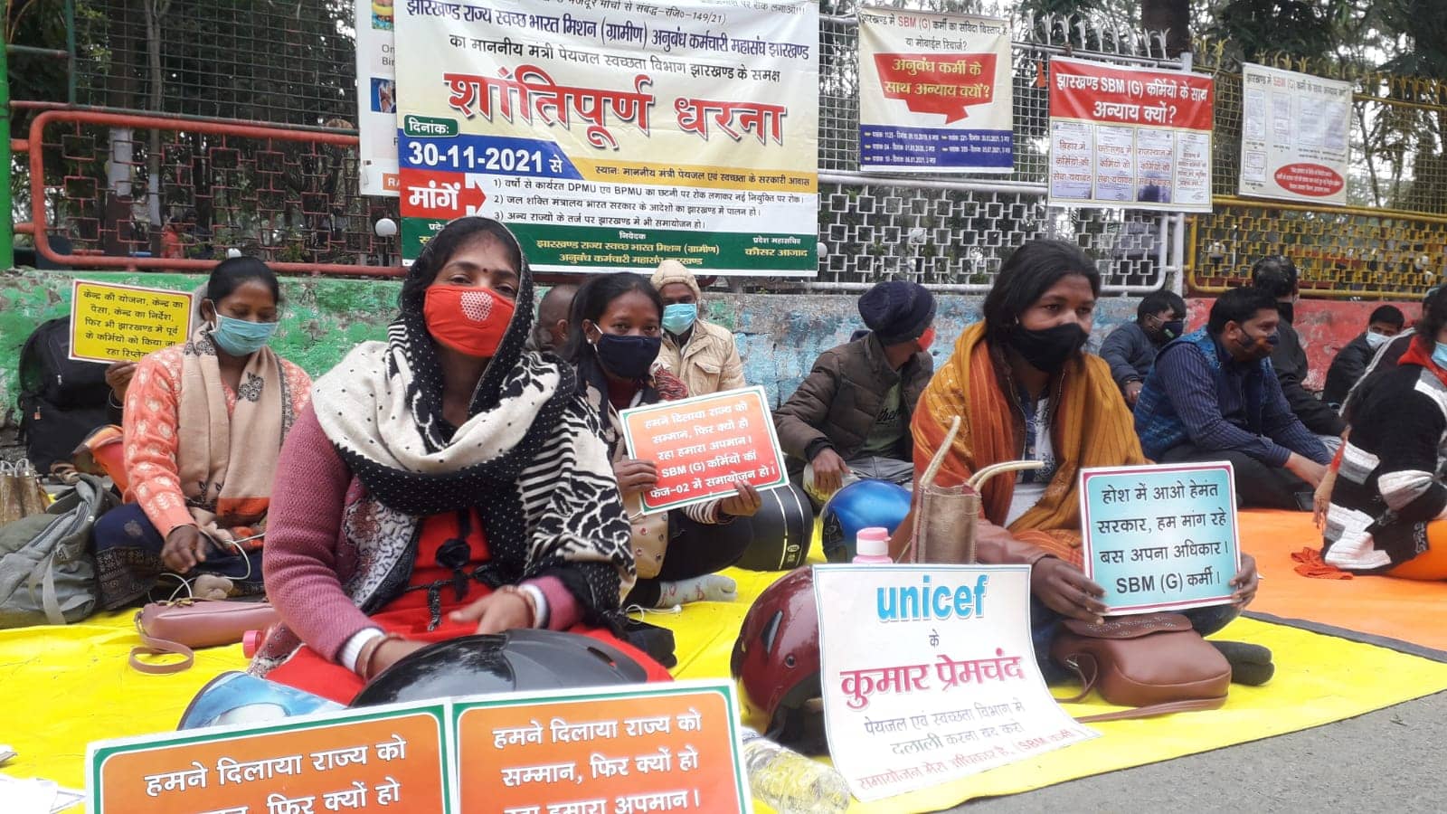 भारत मिशन कर्मियों का धरना 42वे दिन भी जारी, कल से आमरण अनशन पर बैठेंगे अनुबंधकर्मी